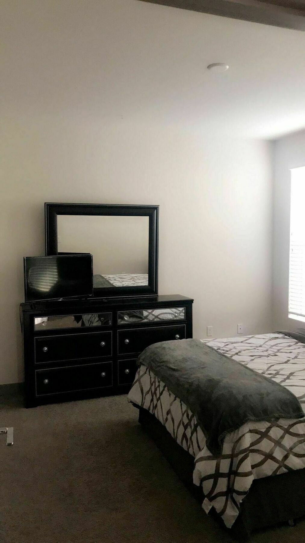 Cozy 2 Bedroom Apartment *
